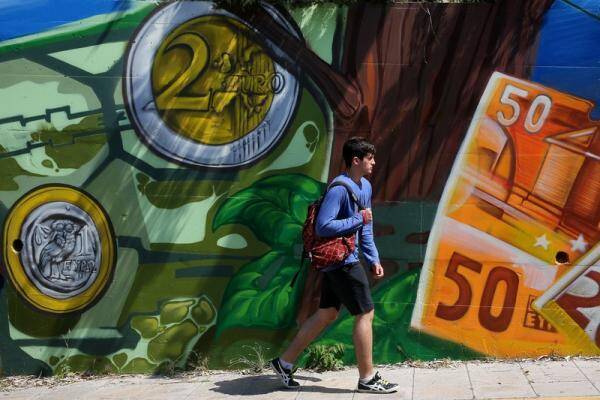Доллар и евро незначительно снижаются на старте торгов на "Московской бирже"