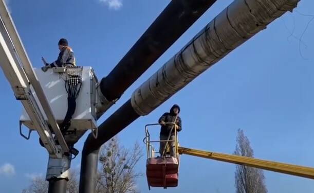 Сотрудники «ХТС» «залатали» 40 осколочных повреждений на одной теплотрассе (видео)