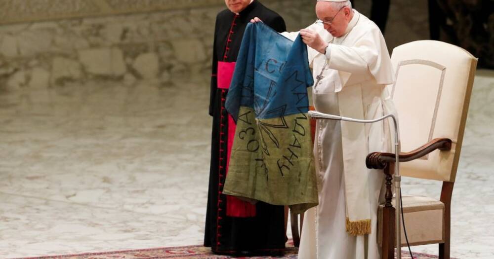 Папа Франциск осудил резню в Буче и поцеловал флаг Украины
