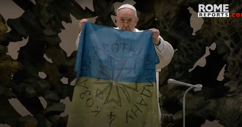 Папа Римский поднял украинский флаг и назвал Бучу городом-мучеником