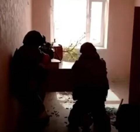 Курьез: Кадыровские TikTok-войска вступили в неравный бой с окном и отступили с потерями, получив поражение от жалюзи (ВИДЕО)