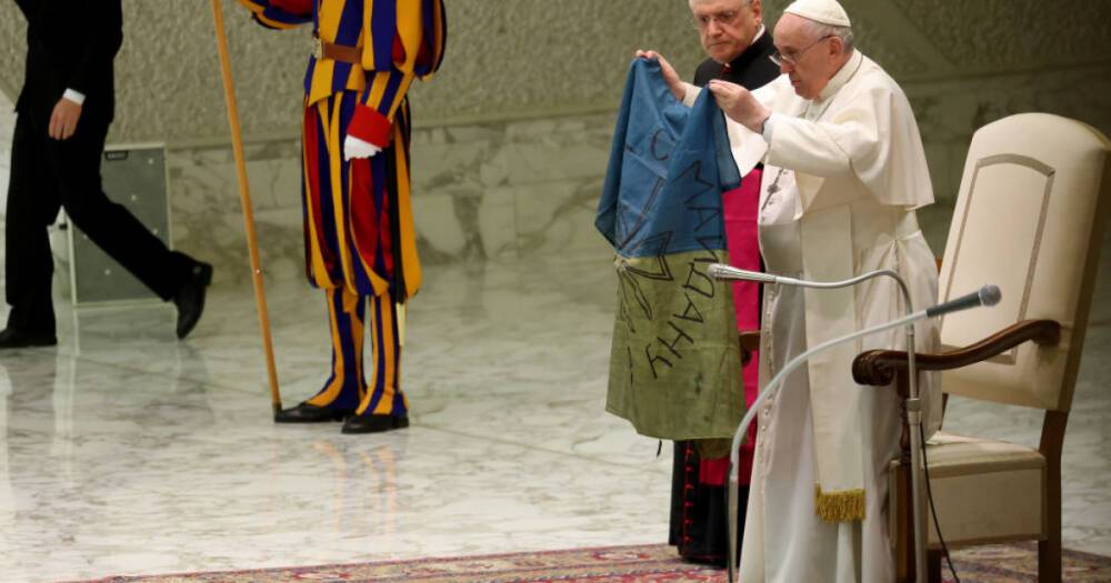 Флаг из Бучи в руках у Папы Римского. Почему это – фарисейство