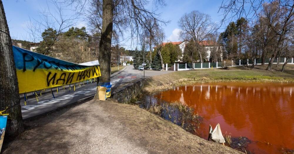 Озеро возле посольства России в Литве окрасили в цвет крови (фото, видео)