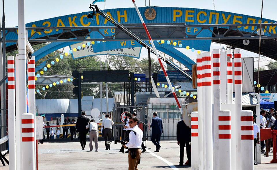 Казахстан снимает ограничения на границе с Узбекистаном