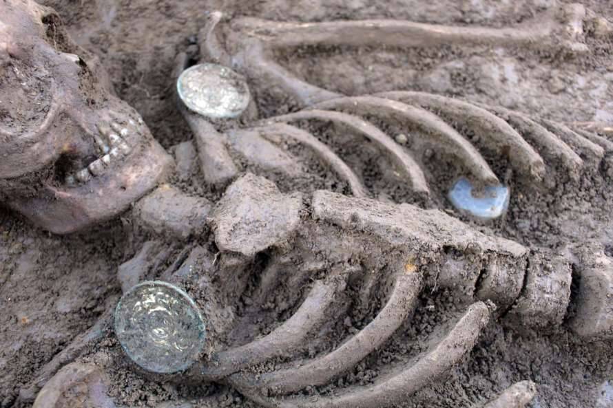 Археологи обнаружили в захоронении семь пар англо-саксонских брошей-блюдец V века(Фото)