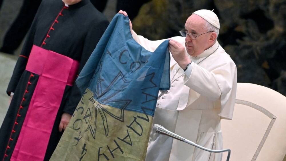 Папа Римский поцеловал украинский флаг, привезённый из Бучи