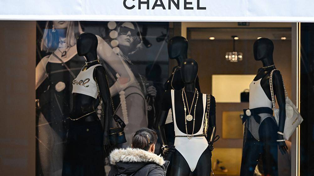 Магазины Chanel за рубежом не продают россиянам свой товар