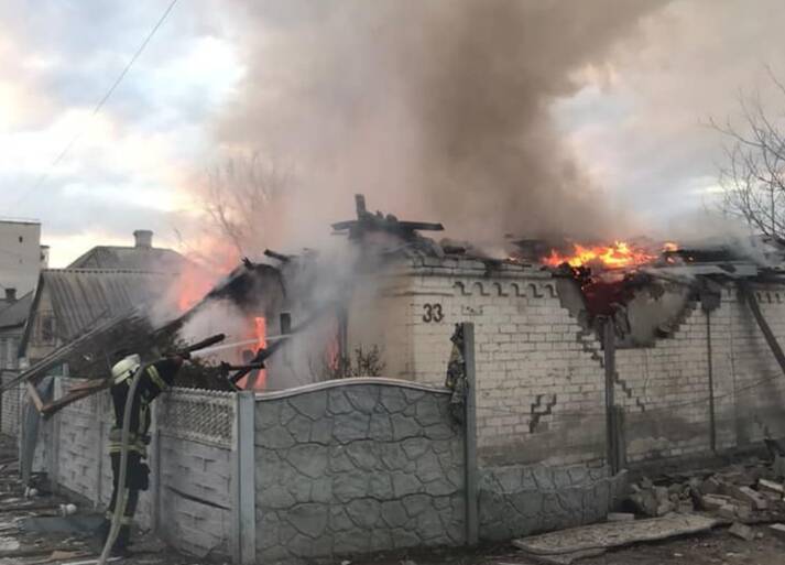 В Рубежном в результате обстрела загорелись два дома, под завалами еще одного оказались люди