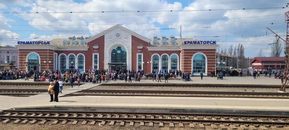 "Эвакуация с Востока заблокирована": почти 500 эвакуированных жителей Луганщины застряли на вокзале в Донецкой области из-за повреждения россиянами железно дороги
