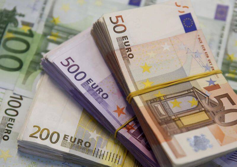 Доллар и евро снижаются в ходе торгов на "Московской бирже"