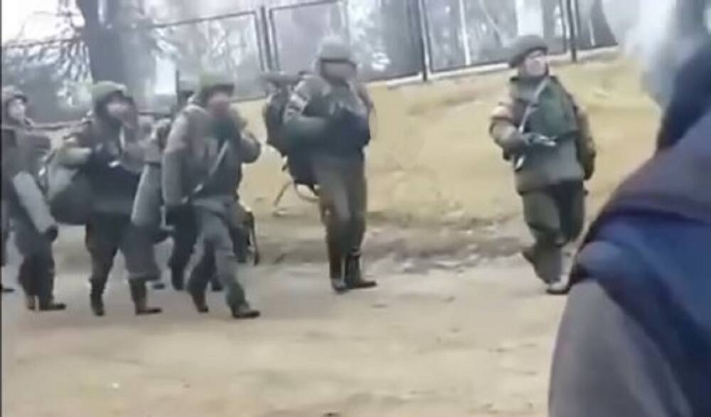 "По кусочкам, в пакетах привезли": российский вояка пожаловался подружке, что их армия несет огромные потери