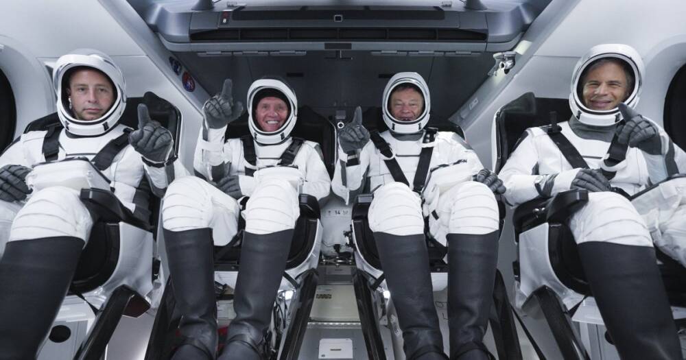 SpaceX впервые отправила группу туристов на МКС (видео)