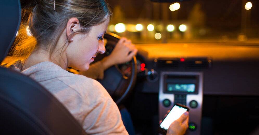 Опрос: 73% водителей в Латвии пользуются мобильным телефоном за рулем