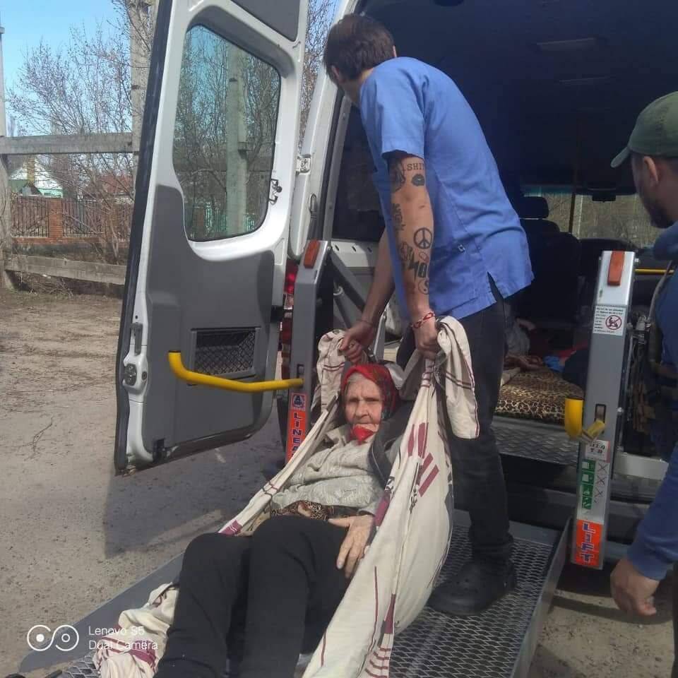 Из Луганской области эвакуировали полторы тысячи человек, среди них пациенты хосписа