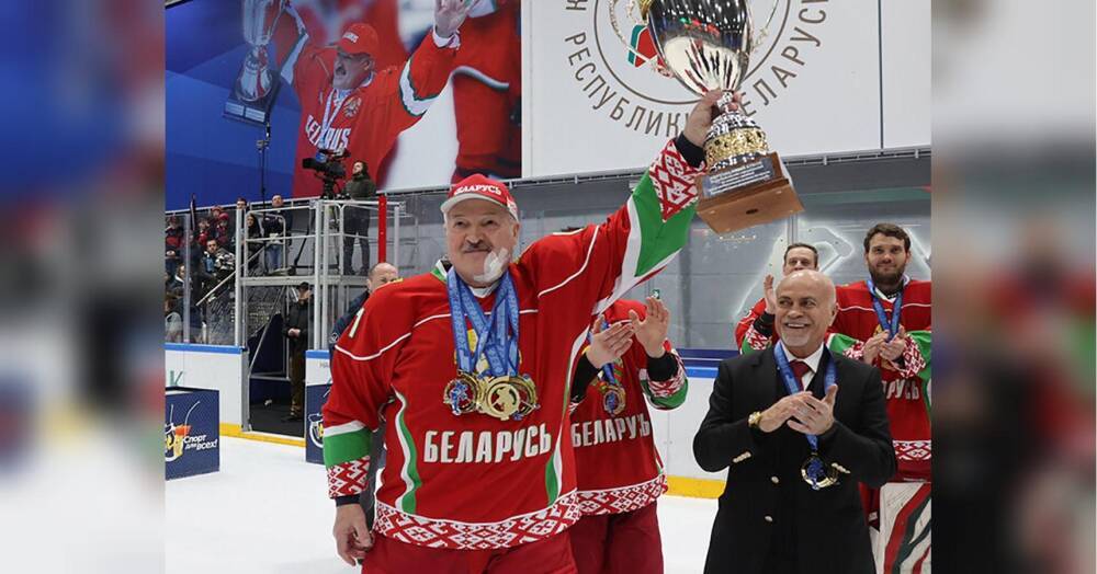 Карма наздогнала на льоду: Лукашенку до крові розбили обличчя ключкою під час хокейного матчу (відео)