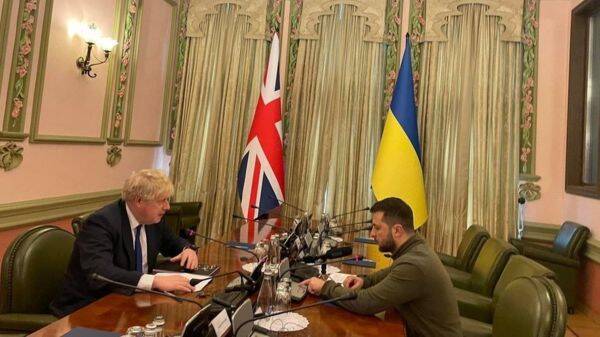 Джонсон приехал с неожиданным визитом в Киев. Он проводит переговоры с Зеленским