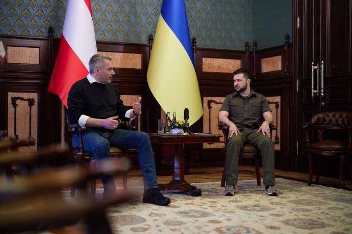 Владимир Зеленский и канцлер Австрии на встрече в Киеве обсудили поддержку Украины и усиление санкционного давления на Россию