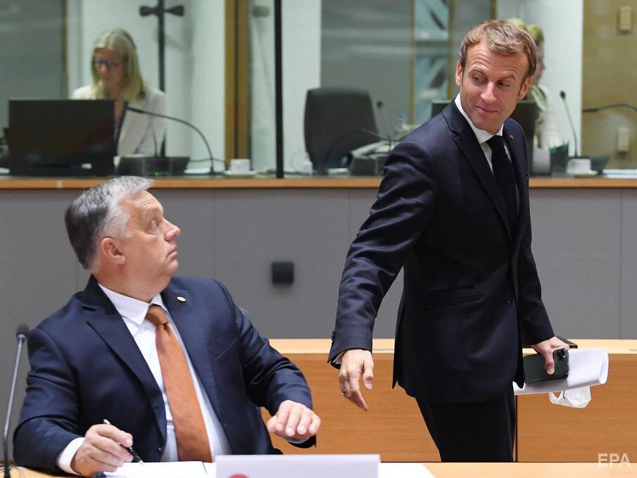 Макрон намерен поговорить с Орбаном по поводу эмбарго на российскую нефть