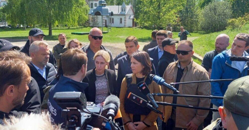 Глава МИД Германии Бербок прибыла с визитом в Украину и посетила Бучу (фото)