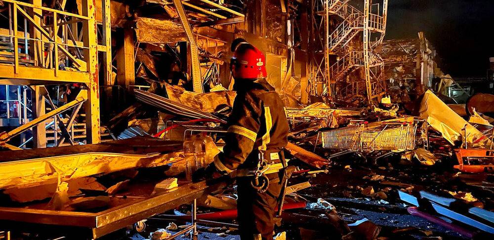 Внаслідок ракетного обстрілу зруйновано торговий центр «Рів’єра» в Одесі