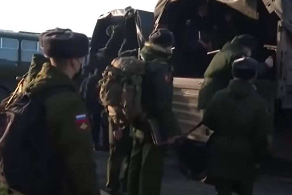 Рф усиливает войска и концентрирует технику в Крыму: эксперт назвал варианты действий путина