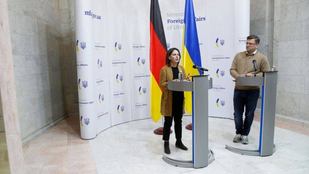 Глава МИД ФРГ заявила в Киеве о планах "навсегда" отказаться от топлива из РФ