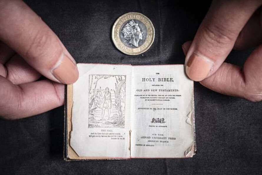 В Великобритании найдена крохотная Библия размером с монету