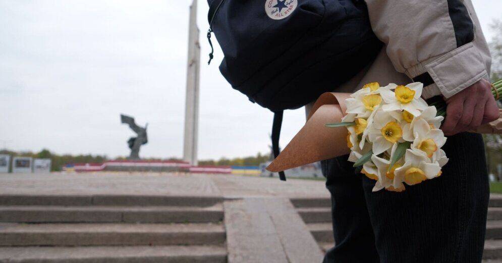 10 мая: Рукс утверждает, что полиция не требовала убирать цветы. Ланге: план был согласован с полицией