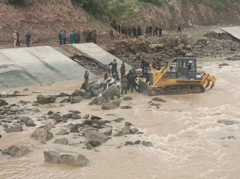 В Сурхандарье селевой поток унес автомобиль "Нексия" с двумя местными жителями. Спасатели обнаружили их тела в русле реки Тупаланг