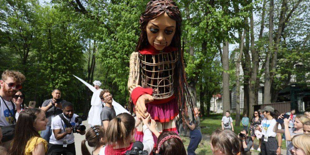 Маленькая Амаль. Во Львов привезли «живую» четырехметровую куклу, которая является символом детей-беженцев мира