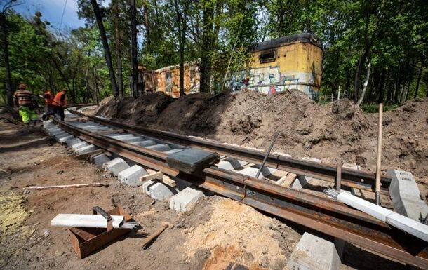 В Пуще-Водице начали восстанавливать трамвайную колею