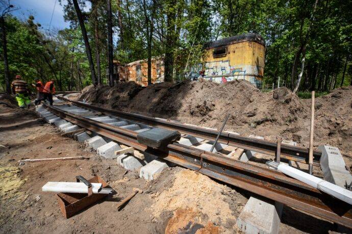 В Пуще-Водице восстанавливают трамвайную колею, поврежденную в результате вражеских обстрелов