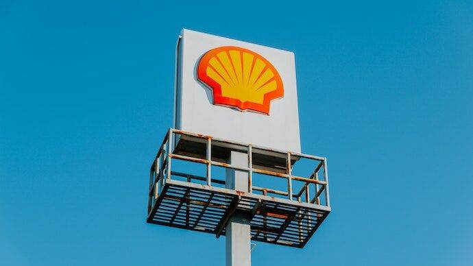 Нефтегигант Shell продает свой российский бизнес "Лукойлу"