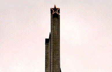 В Литве разрешили снести памятник Освободителям Риги. Люди несут цветы к мемориалу