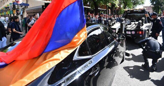 В Ереване оппозиция начала автопробеги, требуя отставки премьера Пашиняна