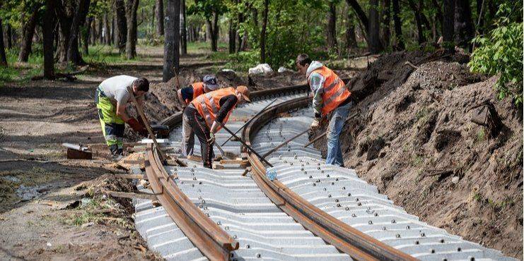 В Пуще-Водице восстанавливают столетний трамвайные пути, которые был повреждены из-за войны