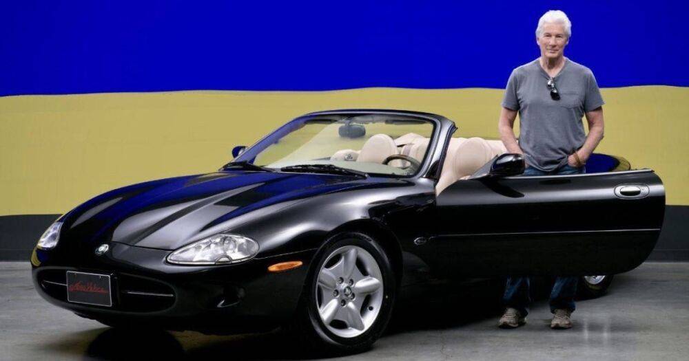 Ричард Гир выставил на продажу свой Jaguar XK8 ради помощи Украине (фото, видео)