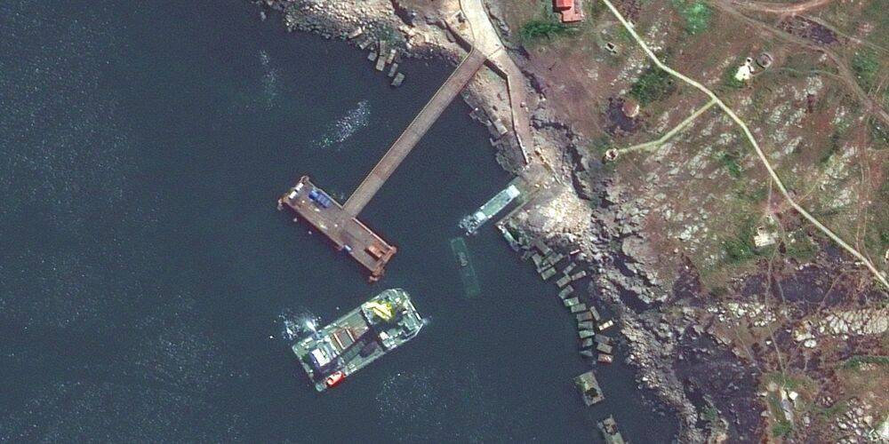 Опубликованы спутниковые снимки с последствиями атак по войскам РФ на острове Змеиный
