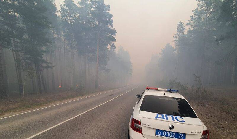 Сотрудники ДПС перекрыли движение на трассе Тюмень - Криводаново из-за пожара