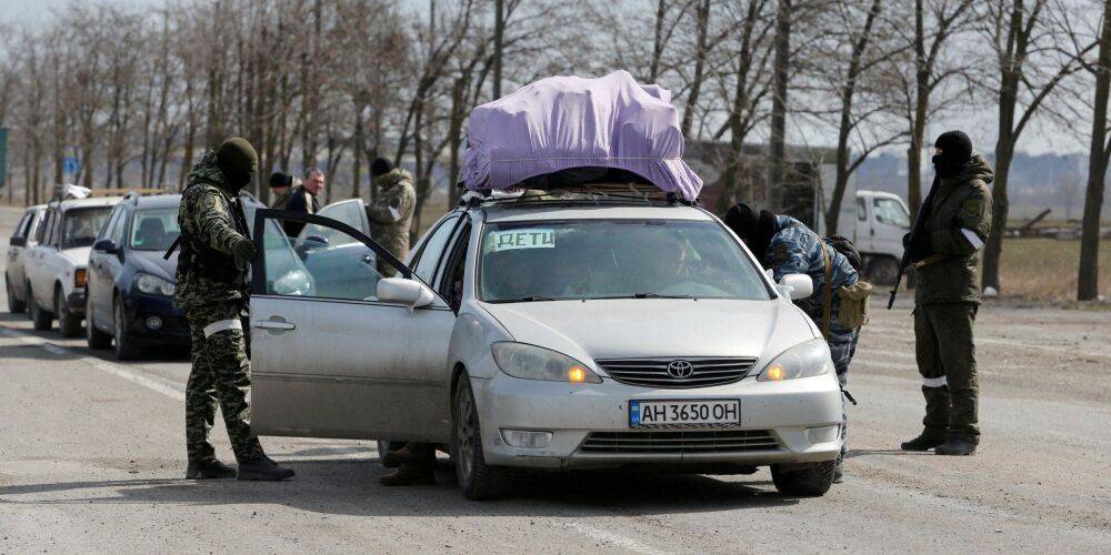 Оккупанты под дулами автоматов вывозят жителей Попасной на захваченные территории Луганской области