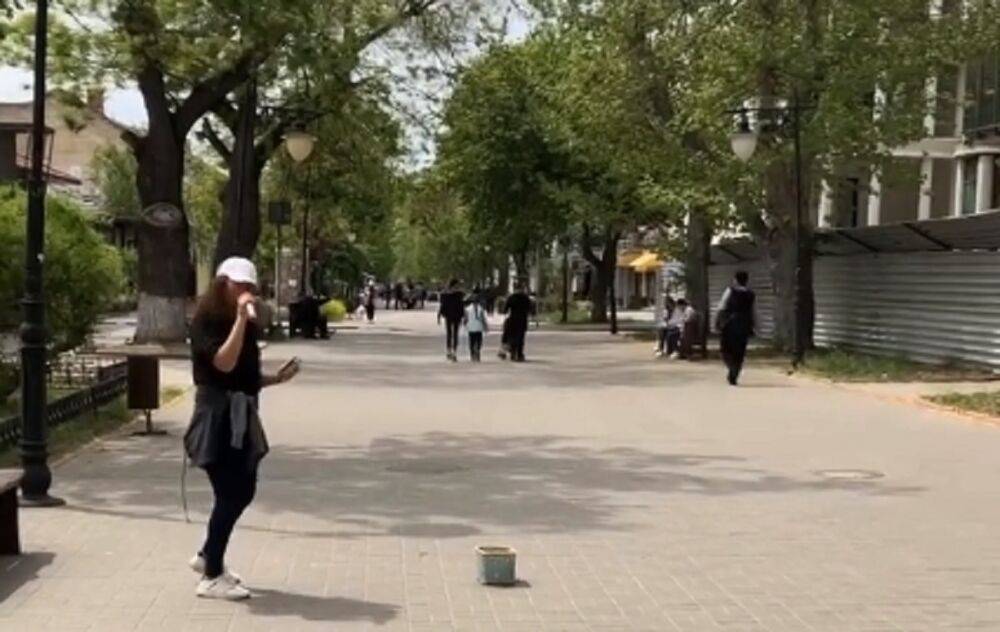 Так звучит Херсон: отважная девушка спела украинскую песню посреди оккупированного города, видео