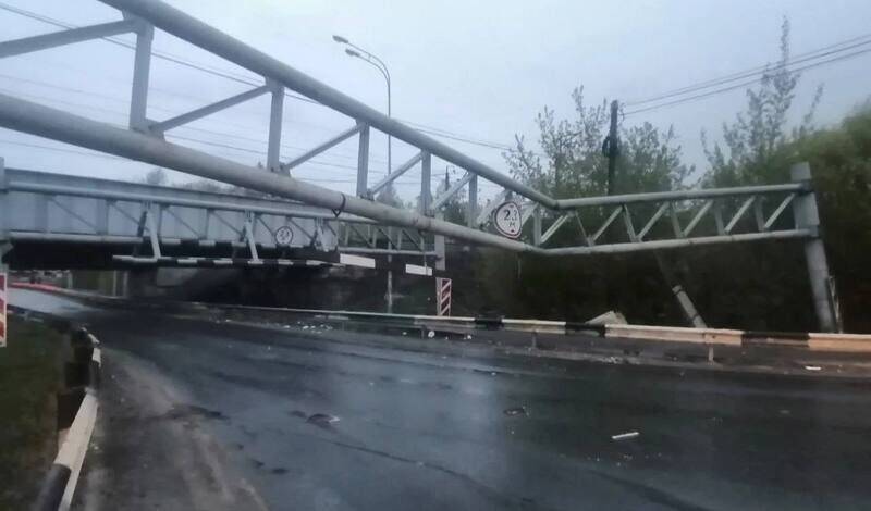 Грузовик с пивом врезался в балку перед ж/д мостом в Боровском