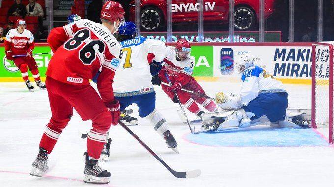 ЧМ по хоккею: Дания разгромила Казахстан, Швейцария играет с Италией (видео)