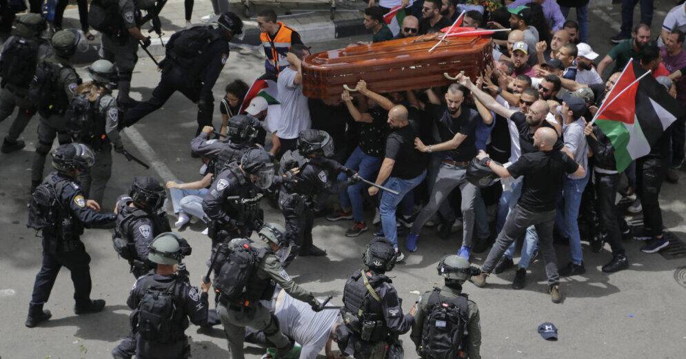 В Израиле полиция избила участников похорон палестинской журналистки