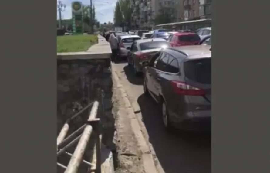 Украинцы стоят по 9 часов в очередях на автозаправках (ФОТО, ВИДЕО)