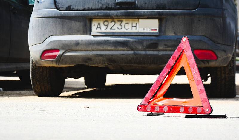 В Тюмени водитель на Kia Rio снес металлический забор на Червишевском тракте