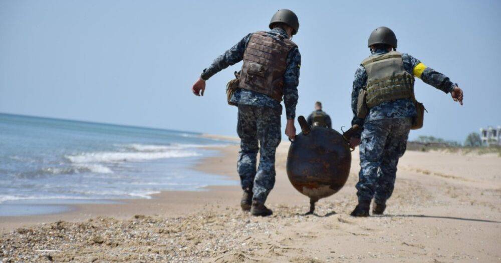На берег Одесской области выбросило две мины (фото, видео)