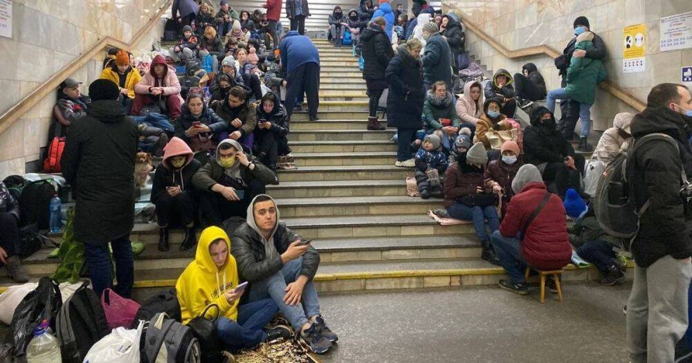 Людей, поселившихся в киевском метро, попросили на выход