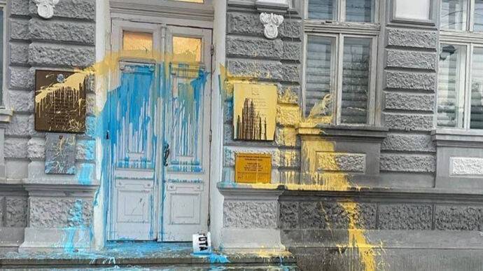 В Крыму здание оккупационных властей облили желтой и голубой краской – Чубаров