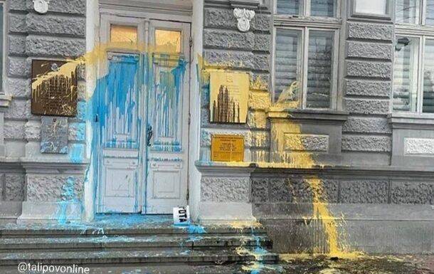 В Евпатории здание администрации раскрасили в желтое и голубое - Чубаров